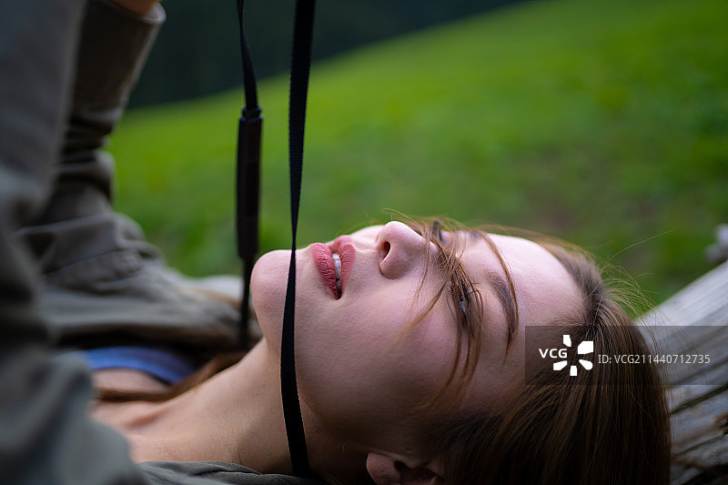 快乐的  新疆维吾尔族 女青年 摄影师 户外徒步图片素材