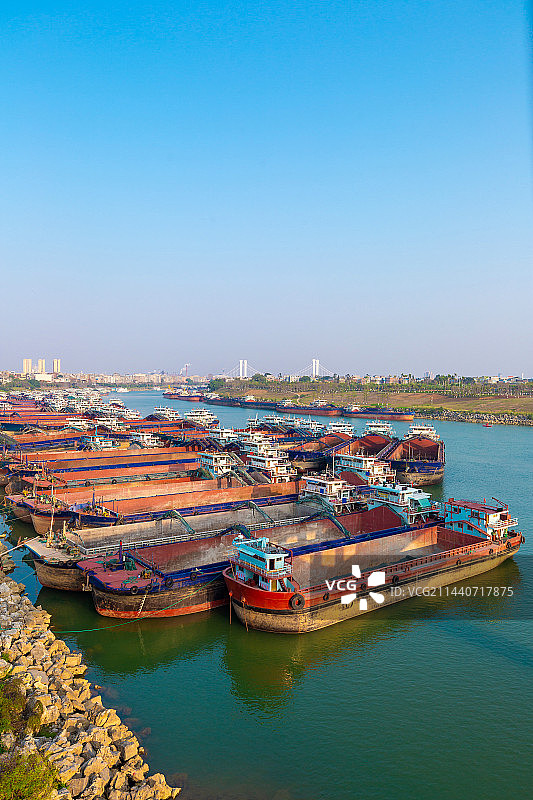 广西贵港，市中心，郁江停泊的货船图片素材