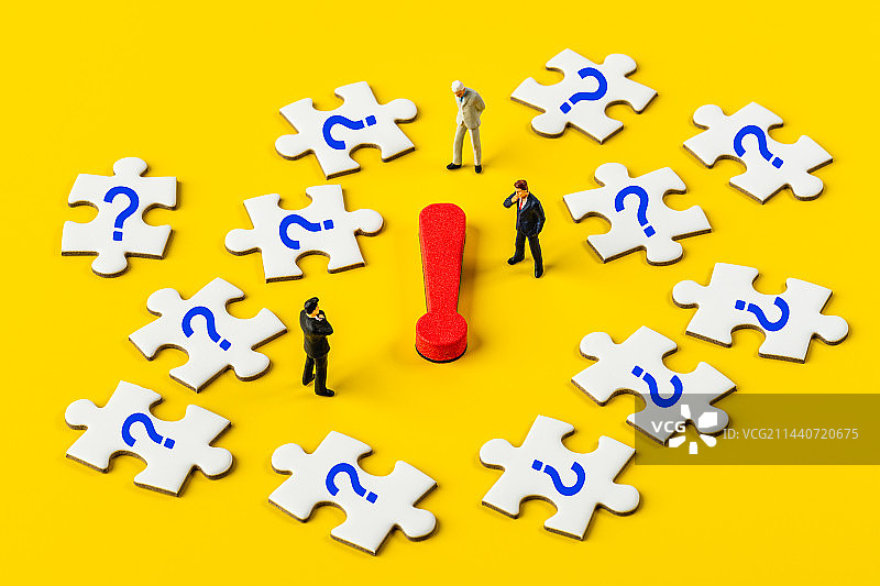 问号堆里的感叹号三个商人在商讨工作解决方案创意微缩景观图片素材