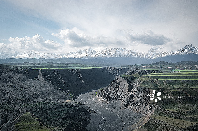 雪山下的峡谷图片素材