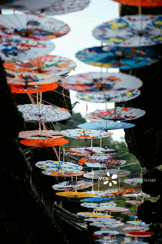 古镇小巷彩色油纸伞图片素材