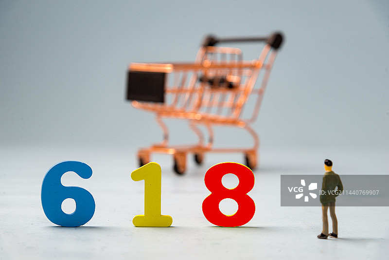 618购物节概念图片：购物车 数字积木 人偶 手机图片素材