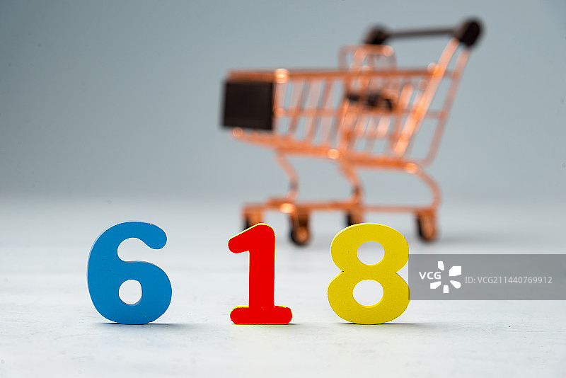 618购物节概念图片：购物车 数字积木 人偶 手机图片素材