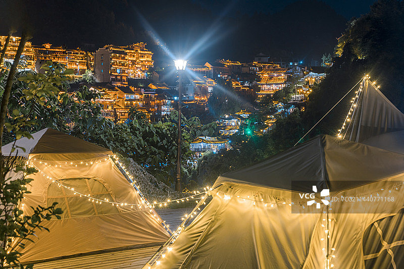 湖南省湘西土家族苗族自治州永顺县芙蓉镇景区户外露营地图片素材