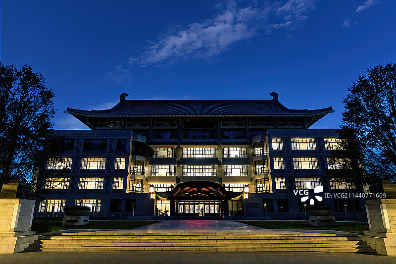 夜晚灯火通明的北京大学图书馆图片素材