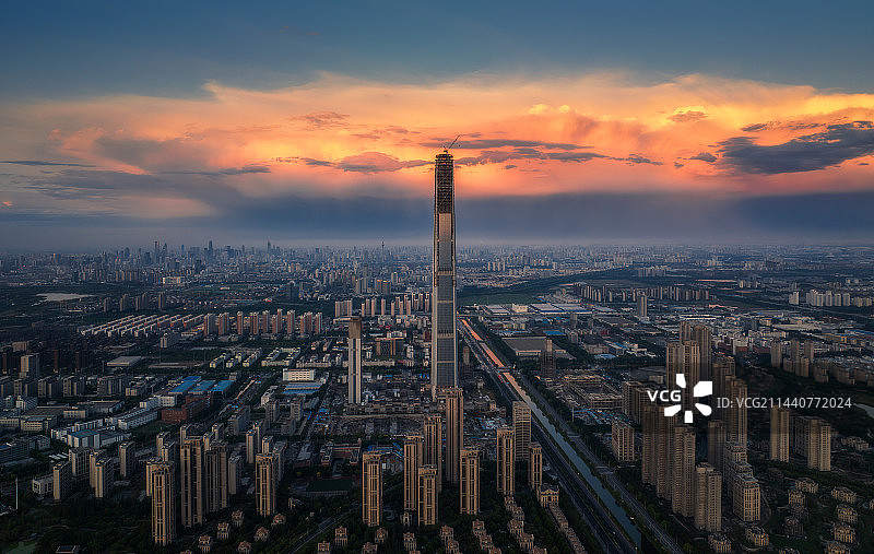 航拍天津火烧积雨云与天津地标图片素材