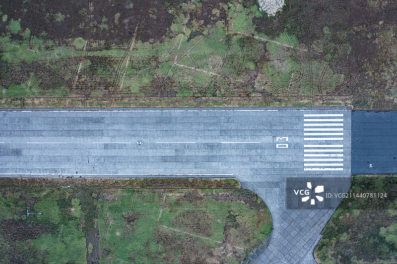 正上方拍摄的飞机跑道公路图片素材