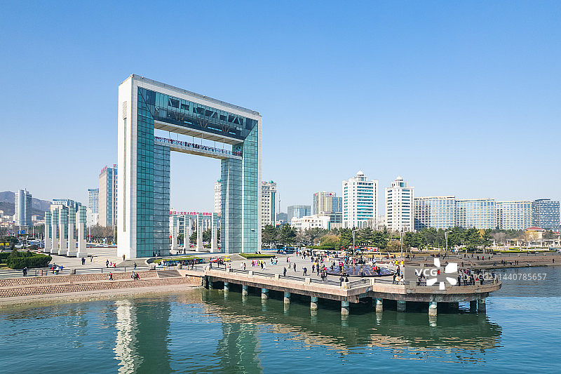 山东威海幸福门广场海滨建筑风光图片素材