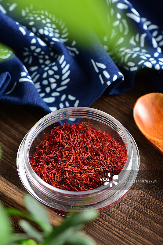 复古背景上的中药材藏红花图片素材