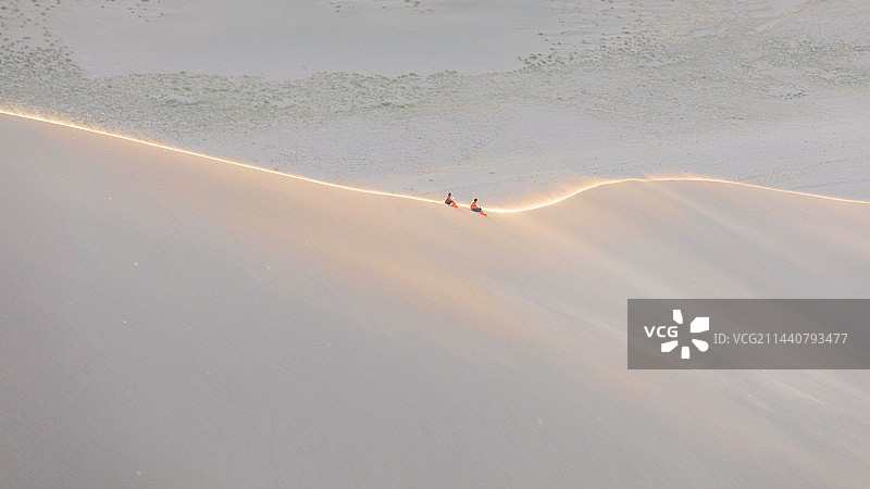 光影沙漠两个人图片素材