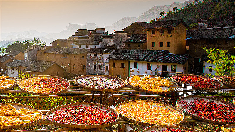 安徽歙县“阳产土楼”村晒秋图片素材