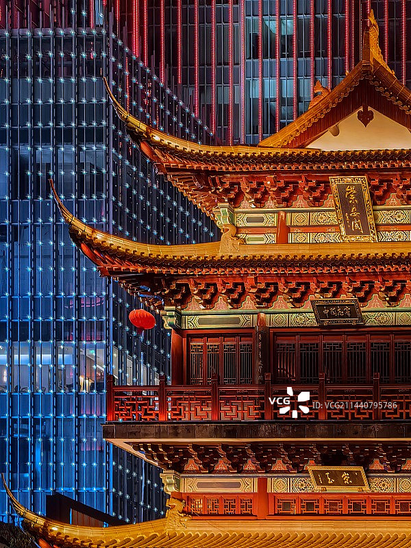 夜色中摩天大楼前的的江苏无锡崇安阁图片素材