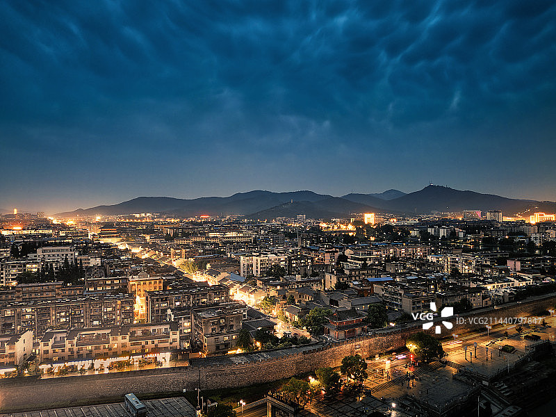 乳状云下的襄阳古城图片素材