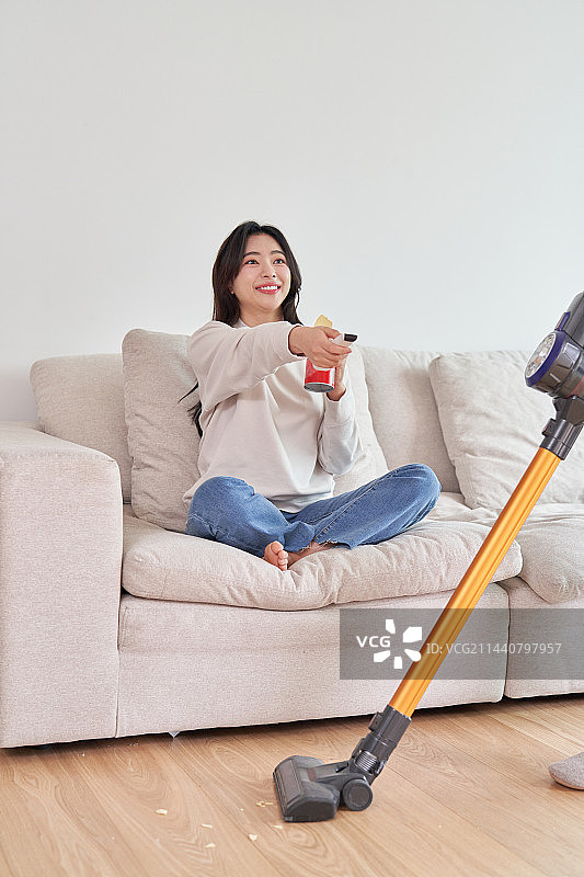 韩国MZ世代夫妻全职丈夫的慵懒自私生活图片素材