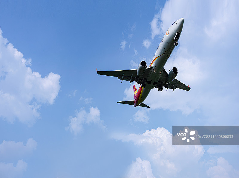 低角度仰视蓝天白云下的飞机新能源特斯拉和飞机图片素材