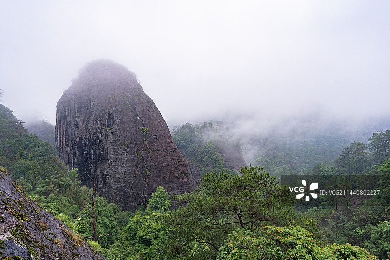 阴雨天云雾缭绕的武夷山虎啸虎自然风光图片素材