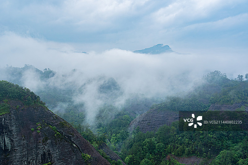 阴雨天云雾缭绕的武夷山虎啸虎自然风光图片素材