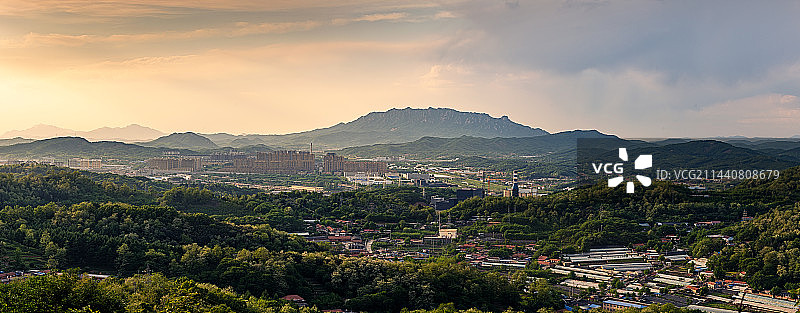 夕阳下的五龙山--辽宁丹东图片素材