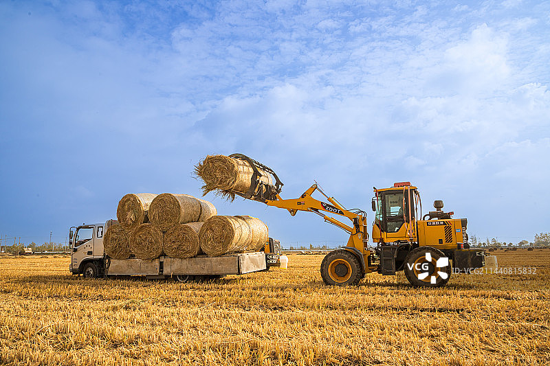 无人收割桔杆图片素材