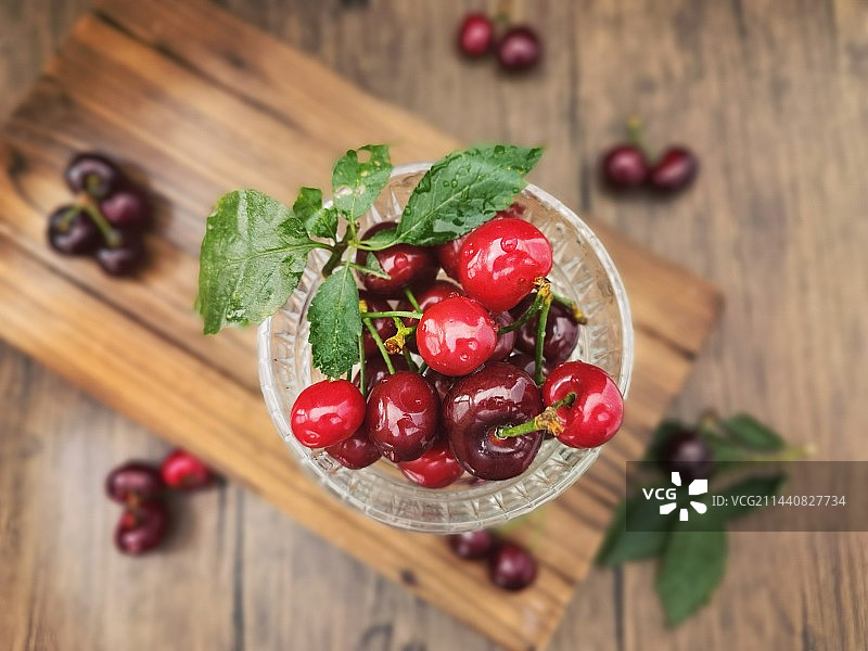 桌上的红樱桃静物特写图片素材