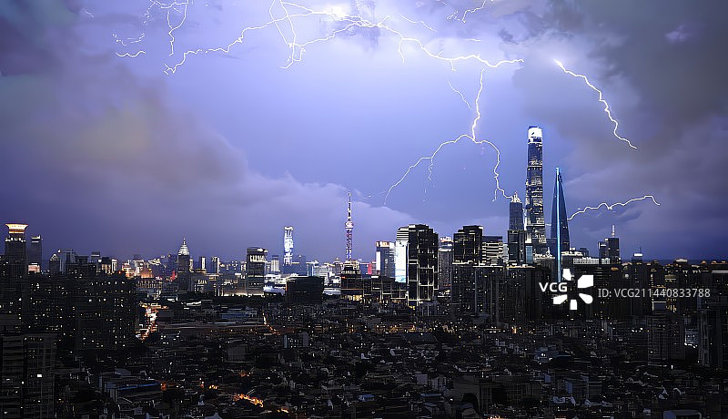 闪电直击上海之巅图片素材