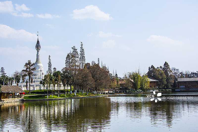 昆明民族村公园湖边自然风光、地标图片素材