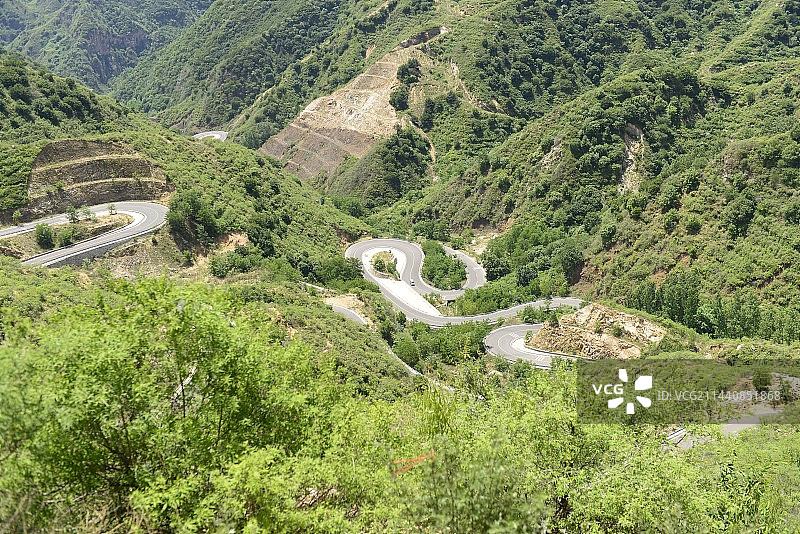 保定山区风光，遍布绿植的山与美丽的蓝天白云图片素材