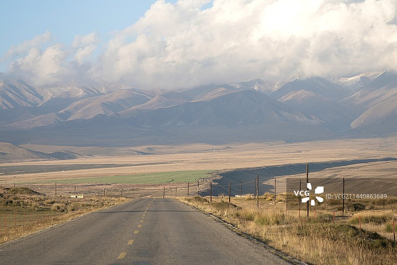 向着雪山的笔直公路图片素材