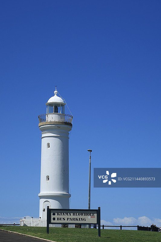 蓝天下的灯塔俯视图图片素材