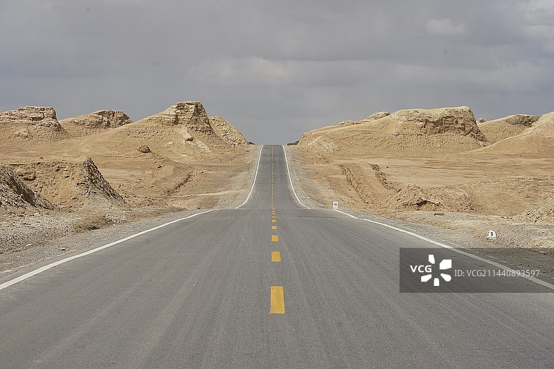 戈壁滩·路图片素材