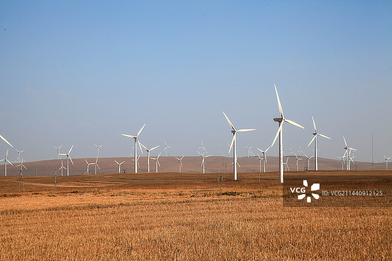 辽阔内蒙古大草原上的风力发电机图片素材