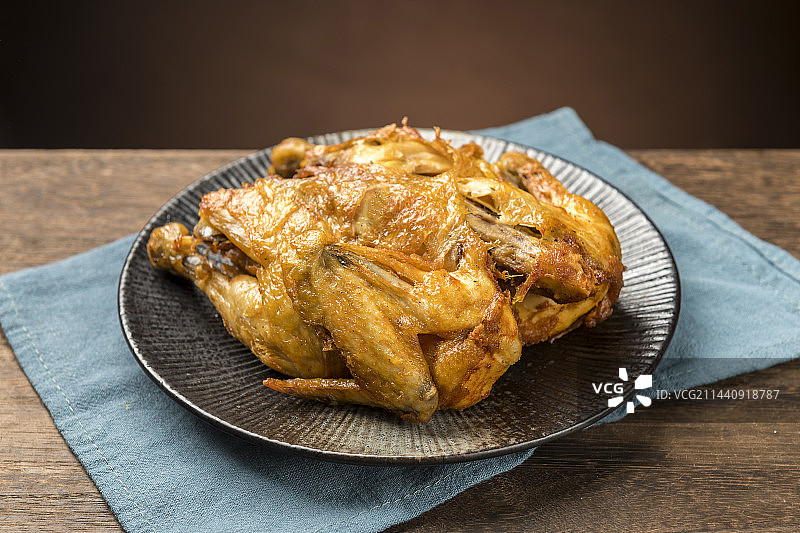 一只炸鸡摆放在桌面上特写图片素材