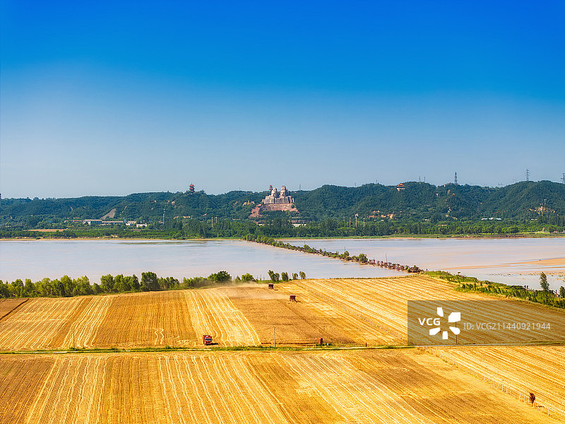 河南省郑州市黄河风景区（郑州黄河文化公园）炎黄二帝雕像与麦田芒种时节夏季户外航拍图片素材