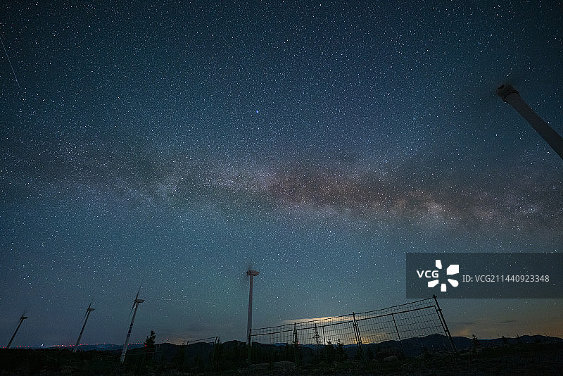 夏天夜晚草原星空风景图片素材