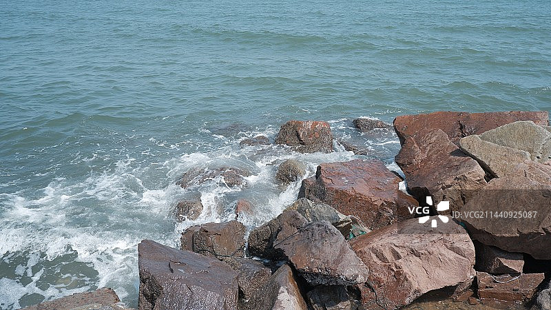 北戴河梦之湾码头的浪花与礁石图片素材