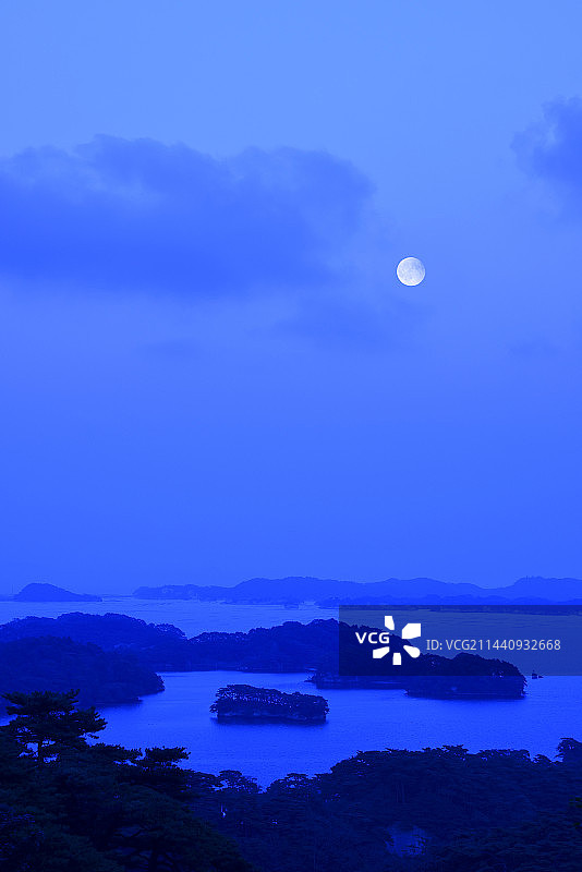 日本宫城县松岛湾与中秋月图片素材