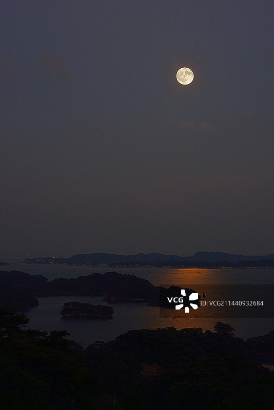 日本宫城县松岛湾与中秋月图片素材
