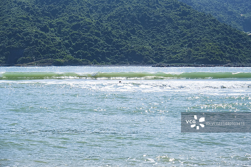 海南省三亚市后海村海边冲浪美好时光图片素材