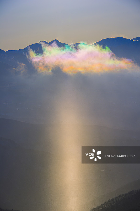 日本长野县茅野市雾峰高原的太阳柱与八岳山脉图片素材