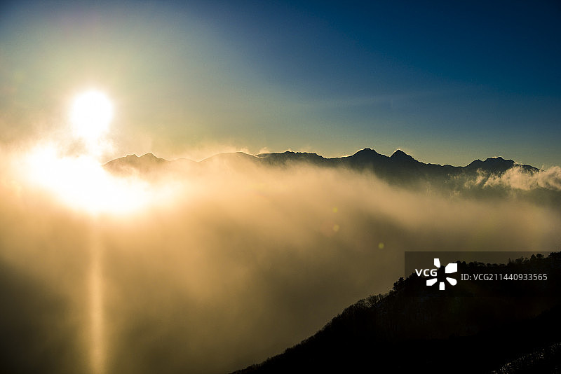 日本长野县茅野市雾峰高原的太阳柱与八岳山脉图片素材