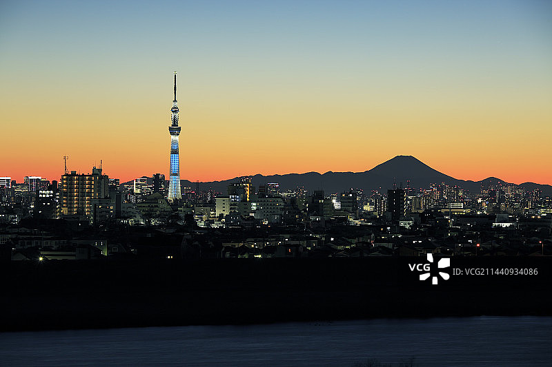 夕阳下的富士山与晴空塔图片素材