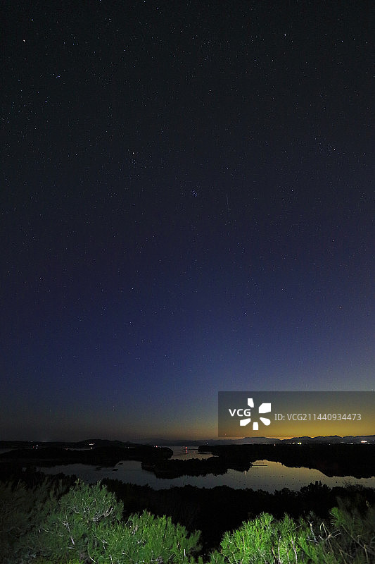 日本三重县志摩市的里亚斯海岸和星空图片素材