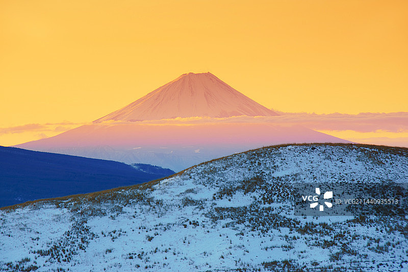 晨曦中的富士山，日本长野县诹访图片素材