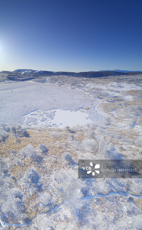 冬季八岛湿地与南阿尔卑斯山，长野县诹访郡下诹访町图片素材