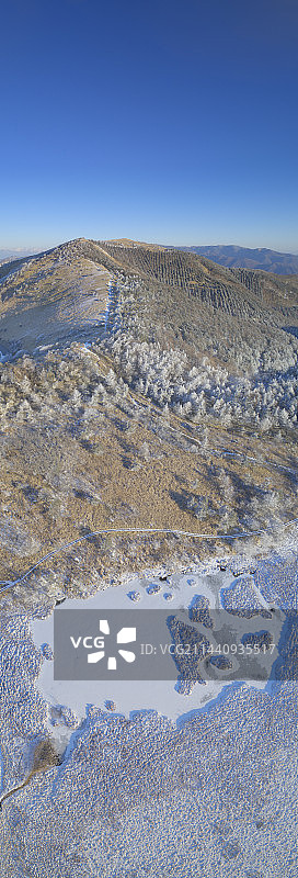 Washigamine峰全景及屋岛池塘，日本长野县诹访郡下诹访町图片素材