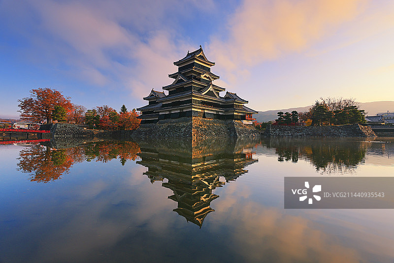 清晨的松本城，日本长野县松本市图片素材