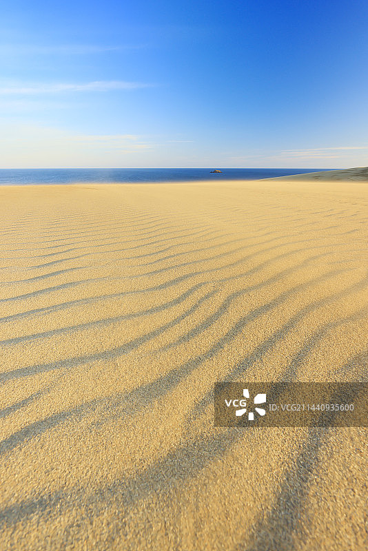 清晨鸟取沙丘和鸟取县的隐岐群岛图片素材
