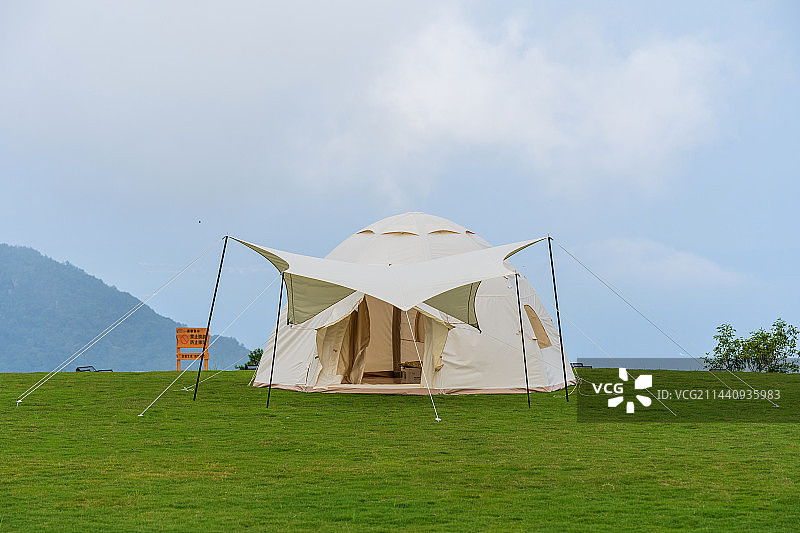 草地上的帐篷图片素材