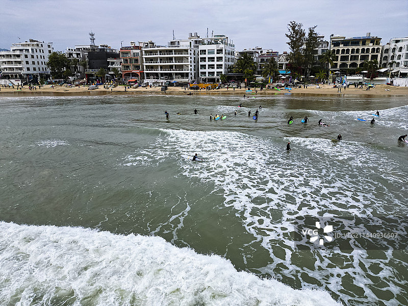 海南省三亚市后海村航拍视角海边冲浪美丽风景图片素材