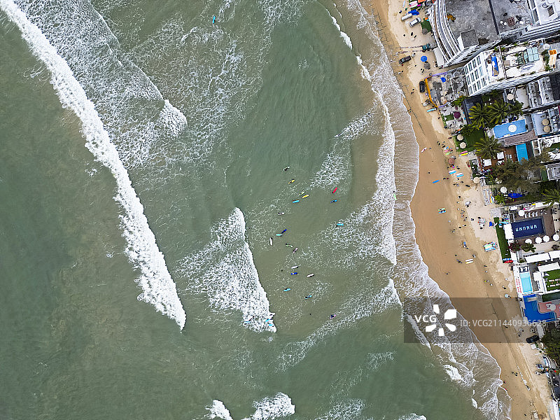 海南省三亚市后海村航拍视角海边冲浪美丽风景图片素材
